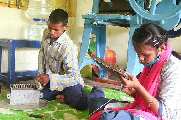 Handwerkliche Fähigkeiten werden geübt Handwerkliche Fähigkeiten werden geübt