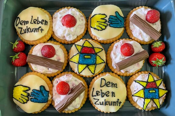 Selbstgebackene Muffins mit Friedenshort-Design  