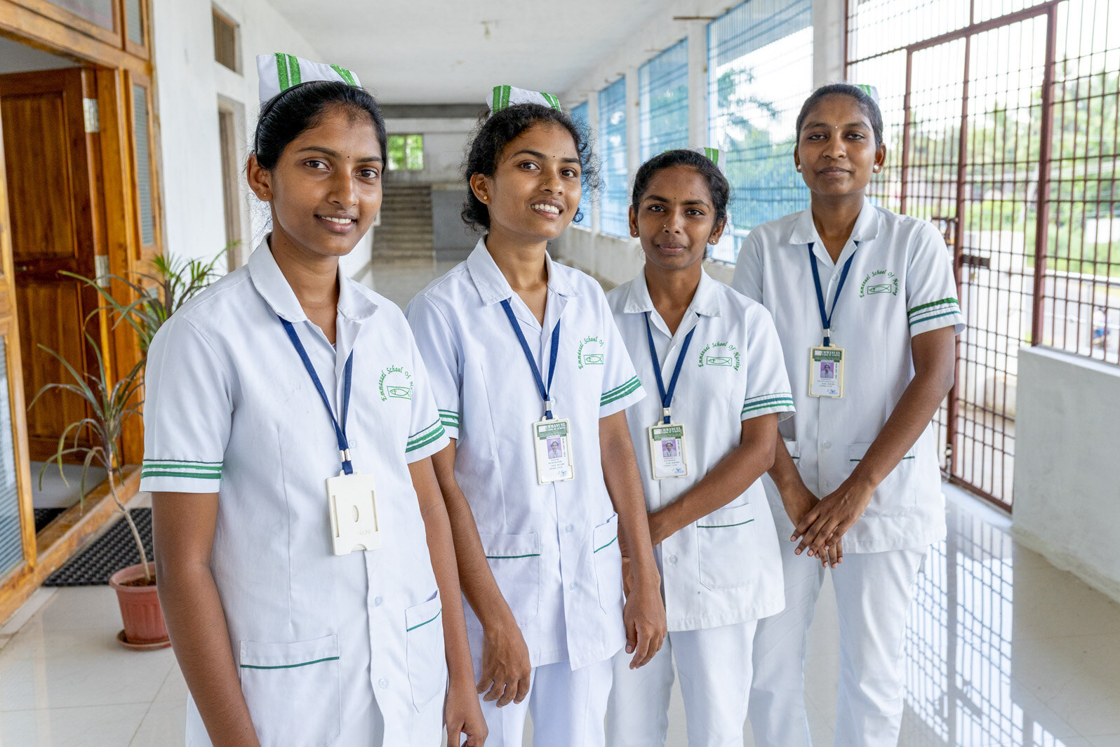 die 4 jungen Inderinnen