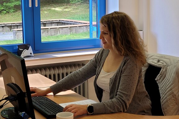 Katharina Ade während ihrer Hospitation in der Abteilung Unternehmenskommunikation