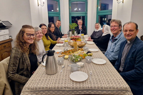 Gemeinsames Abendessen im Haus Friedenshort mit den Mitarbeitenden der Gemeinde