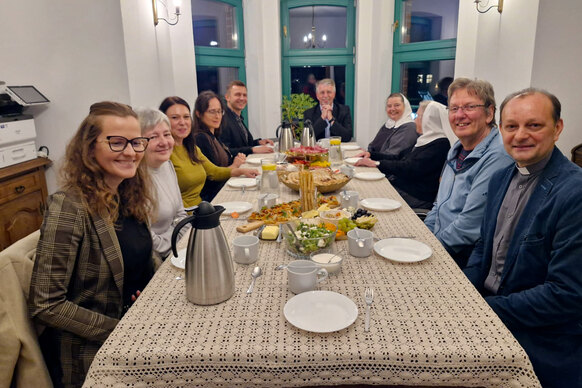 Gemeinsames Abendessen im Haus Friedenshort mit den Mitarbeitenden der Gemeinde Gemeinsames Abendessen im Haus Friedenshort mit den Mitarbeitenden der Gemeinde