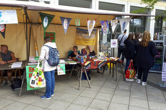 Impressionen der Wimpel-Vielfalt beim Demokratiefest