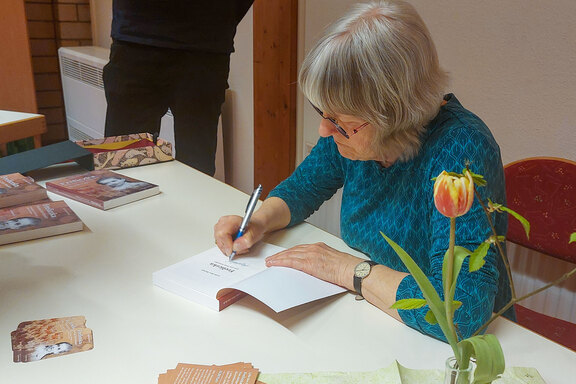 Einige Gäste nutzten die Gelegenheit, ein signiertes Buch zu erwerben