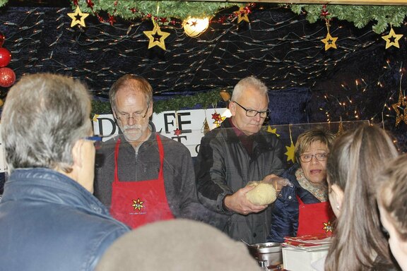 Auch Ehrenamtliche vom Förderverein sind am Stand aktiv. Im Bild: Regionalleiter Jürgen Grajer sowie das Ehepaar Fiedler.