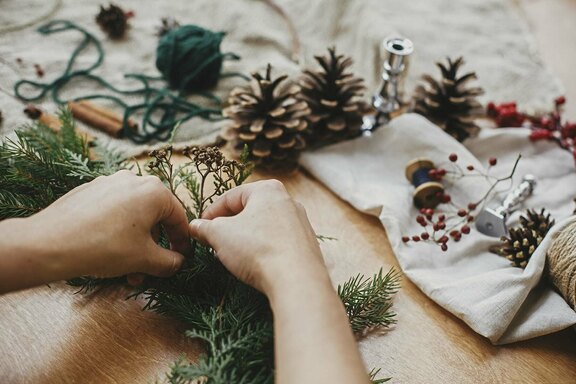 Symbolfoto Adventskranz basteln © sonyachny/Adobe Stock