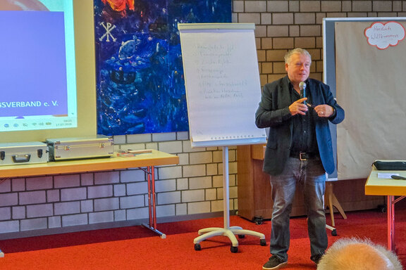 Dr. Björn Hagen, Geschäftsführer des EREV, moderierte und startete mit einem Impulsvortrag zum Lagebild der Kinder- und Jugendhilfe