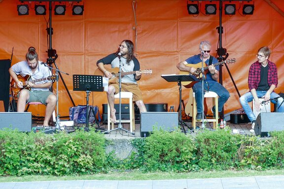 Musikalischer Gast: „Friends & Guitars“