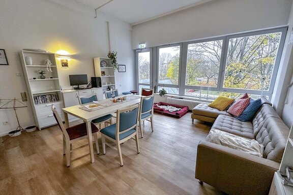 Der helle Gemeinschaftsraum lädt zum Verweilen ein