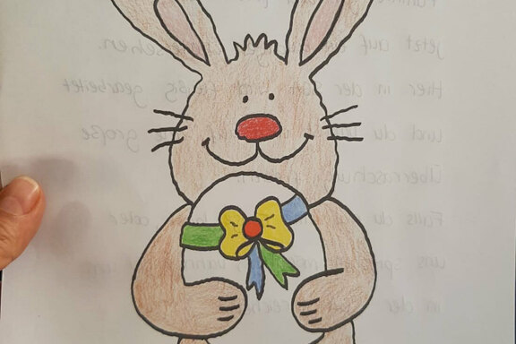 Die Mitarbeitenden der SGA überraschten die Kinder mit einem Präsent zu Ostern ...