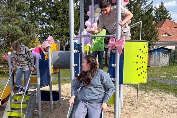 Mit großer Freude wurde die neue Anlage in Beschlag genommen Mit großer Freude wurde die neue Anlage in Beschlag genommen