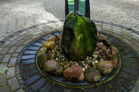 Der neue Brunnen lädt zum Verweilen ein