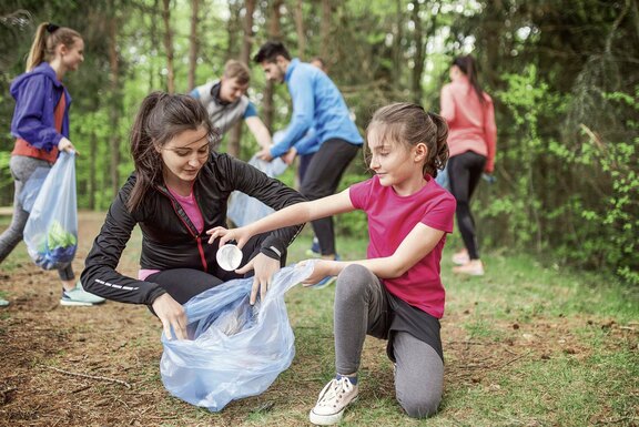 Auch Müllsammeln ist eine Idee des Projekts (© Symbolfoto: Halfpoint / Adobe Stock)  