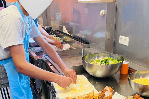 Beim Kochen: Heute gibt es typisch bayrische Käsespätzle Beim Kochen: Heute gibt es typisch bayrische Käsespätzle