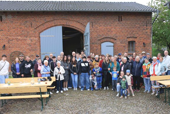 Gruppenfoto beim Hoffest auf dem Hof der Gastfamilie Elke und Peter Freudenberg  
