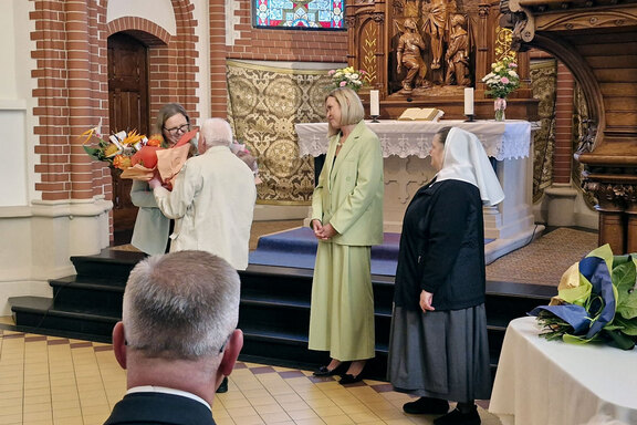 Verleihung des Mutter-Eva-Preises in der Kirche