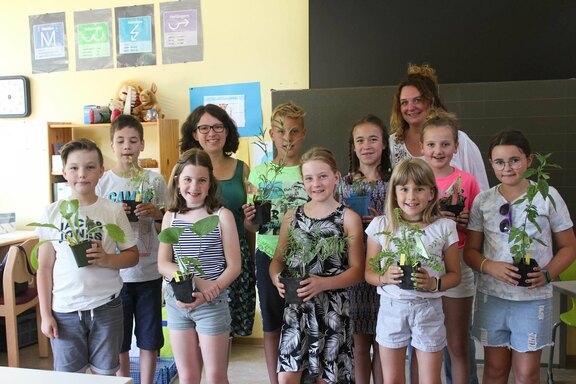 Gruppenfoto bei der Spendenübergabe mit den Familienbegleiterinnen Lea Knödler (hinten links) und Susanne Barth-Huber (hinten rechts).  