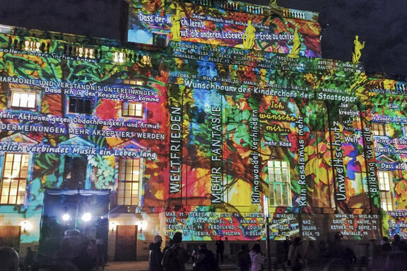 Beim Lichterfest wurden die Gebäude mit wechselnden Motiven in Szene gesetzt Beim Lichterfest wurden die Gebäude mit wechselnden Motiven in Szene gesetzt
