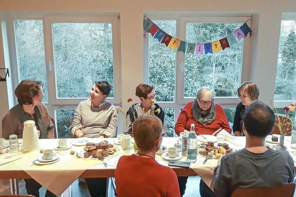 Kaffee und Kuchen mit Geburtstagsgästen im Januar 2020