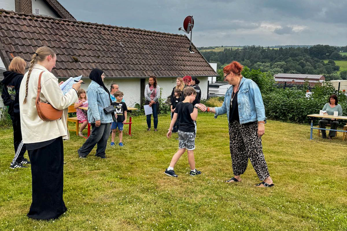 Kirschkernweitspuck-Contest mit Carmen Louis