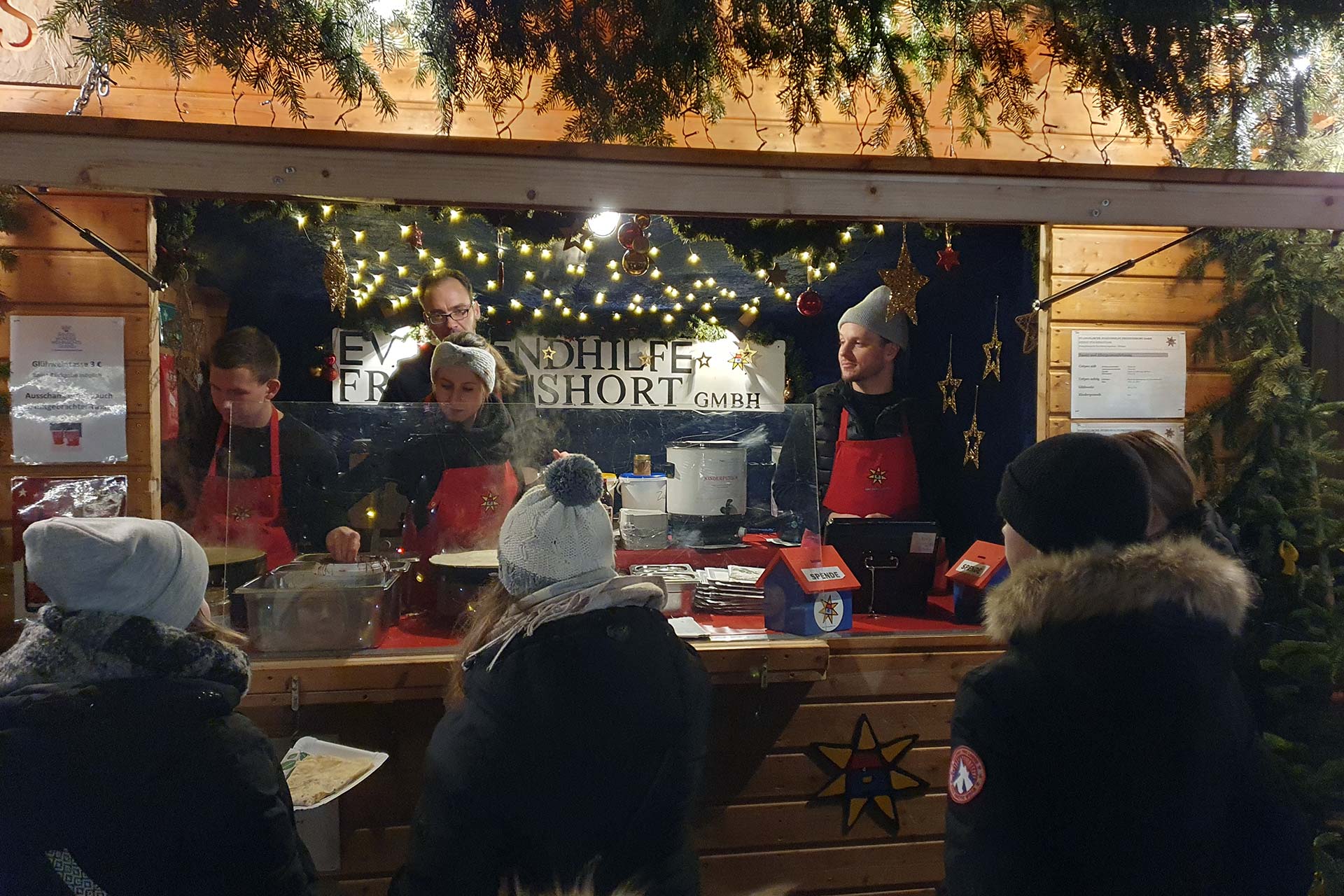 Friedenshort-Stand auf dem Öhringer Weihnachtsmarkt