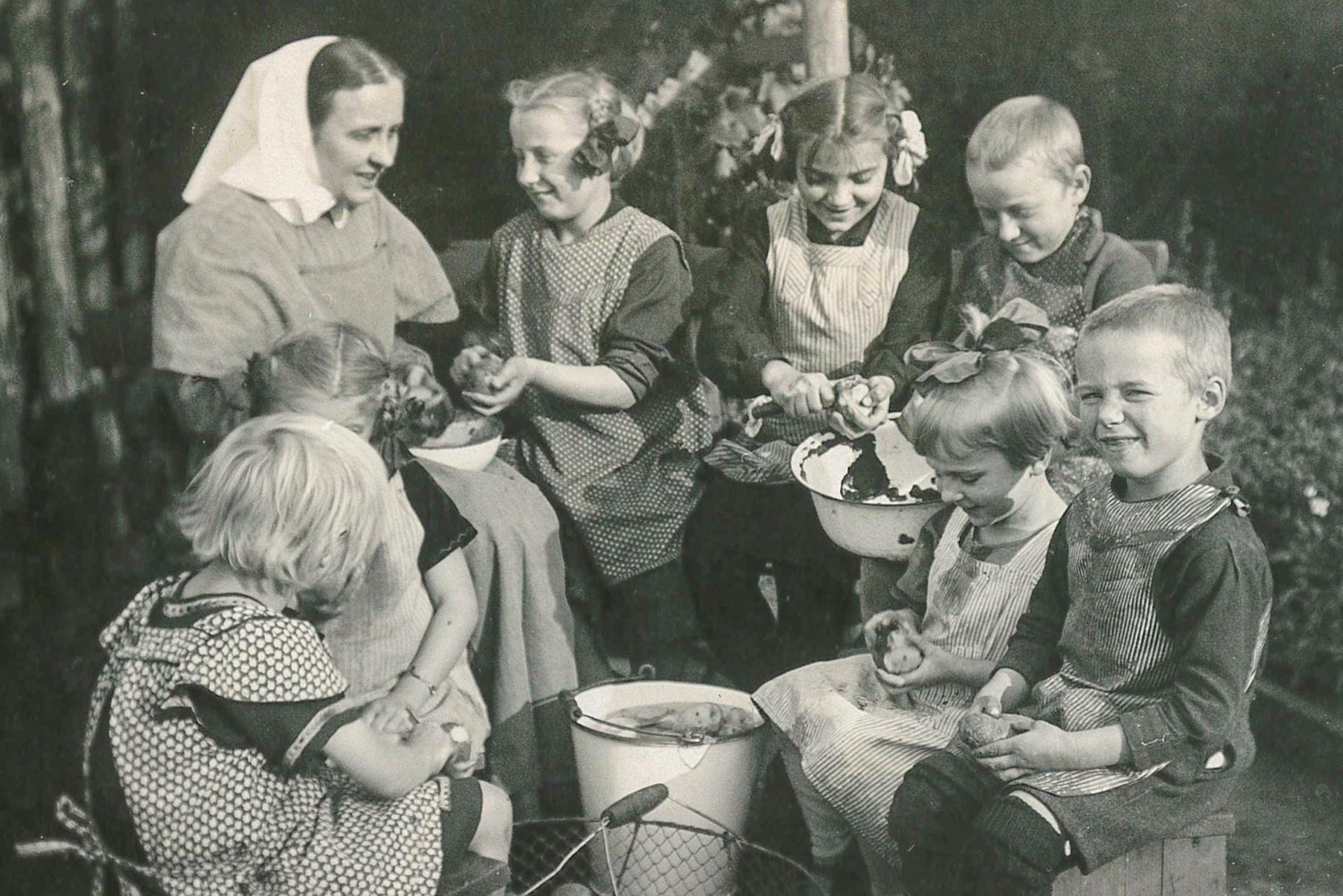 Eine Kinderheimat ist familienähnlich konzipiert und Mithilfe bei Haushaltsdingen, wie hier Schälen von Kartoffeln, gehört dazu