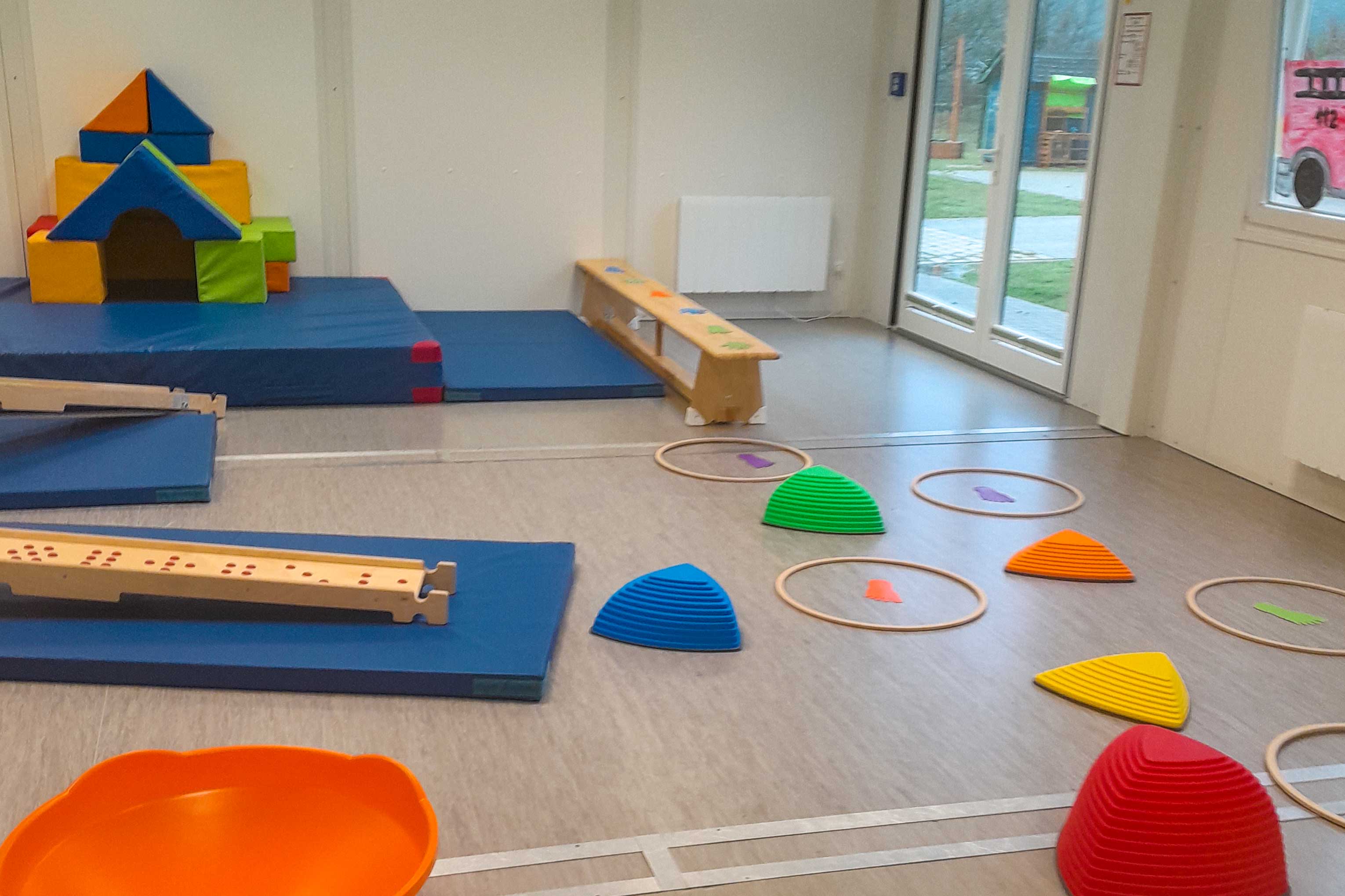 Die Turnhalle lädt zum Toben ein