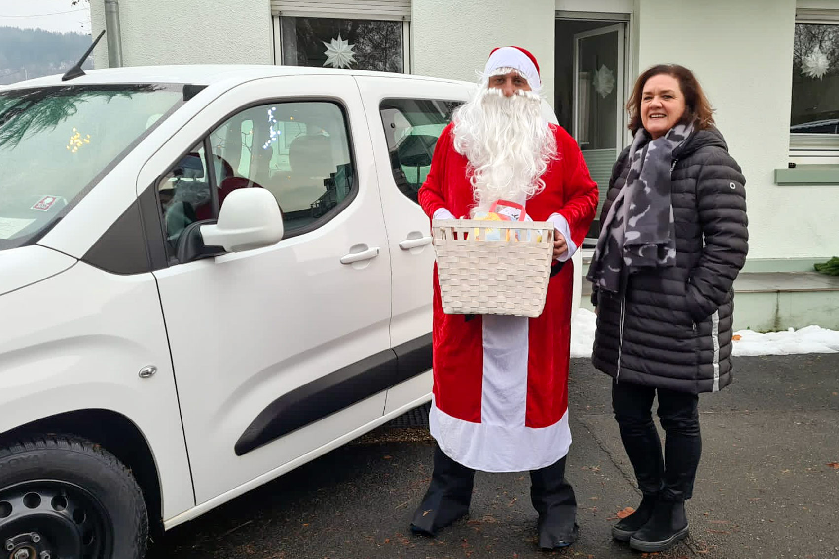 Der Nikolaus auf Rundtour mit Andrea Krumm-Tzoulas (Bereichsleitung der stationären Hilfen in Freudenberg/Siegen)